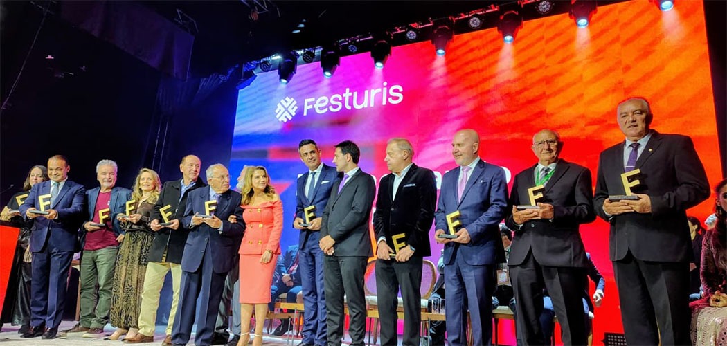 Evandro Novak recebe o Troféu Amigo do Festuris e celebra reconhecimento por sua trajetória no jornalismo de turismo